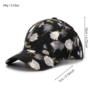 Casquette de baseball noire à fleurs avec motifs roses blanches et détails usés