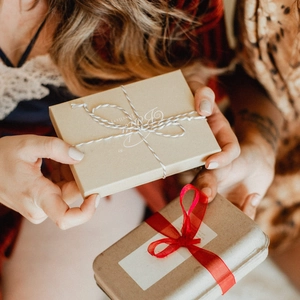 Elegante scatola regalo per gioielli con nastro rosso e logo del marchio per bracciali