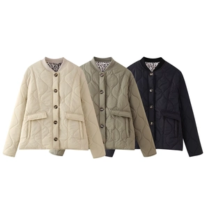 Vestes matelassées à col rond en beige, vert armée et noir avec doublure léopard chic