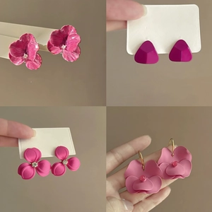 Floral and geometric stud earrings with pearls and zircons in pink and purple colors