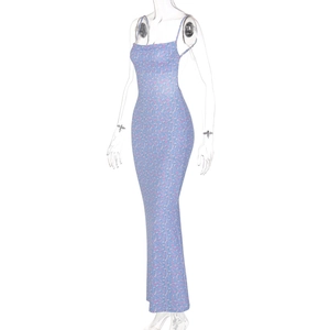 Détail d'une robe longue fleurie bleue ajustée avec de fines bretelles et dos nu sur mannequin