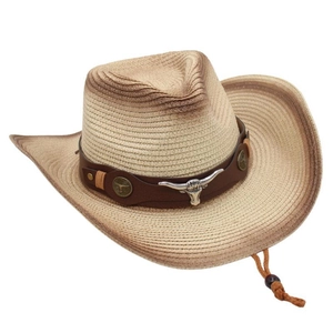 Détail d'un chapeau de cowboy en paille avec tête de taureau sur bande en cuir