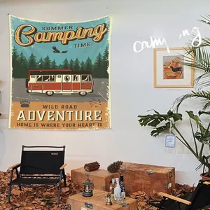 Vue détaillée de la tapisserie de camping rétro avec camping-car et motif de forêt