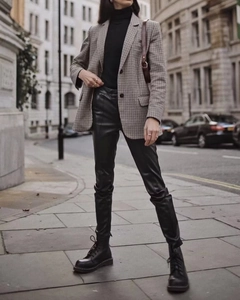 Streetstyle-Aufnahme: Hahnentritt-Blazer kombiniert mit schwarzer Lederhose und Boots