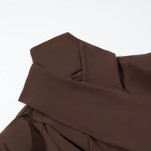 Détail du tissu plissé chocolat avec texture fine et semi-transparente en couches