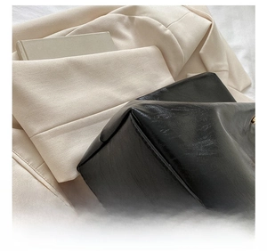 Vue détaillée du fond résistant à l'usure et du cuir noir texturé du sac fourre-tout
