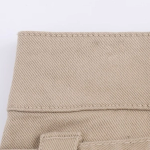 Dettaglio ravvicinato del resistente tessuto twill kaki e delle cuciture di precisione della gonna
