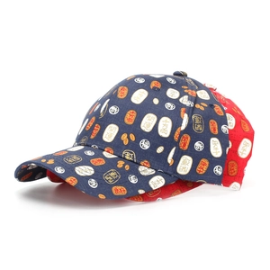 Détail de la casquette de baseball bicolore avec motifs de sceaux traditionnels chanceux