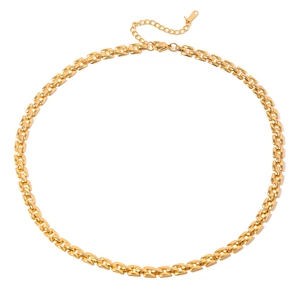 Détail du collier chaîne rectangulaire en acier inoxydable plaqué or 18K avec fermoir