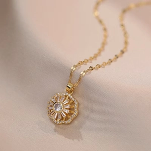 Roterende gouden bloemketting met zirkoon hanger op een zachte satijnen achtergrond