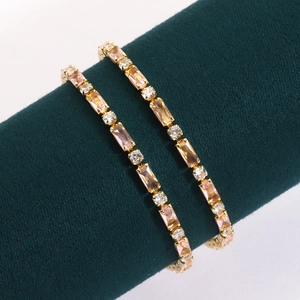 Set di bracciali placcati in oro con zirconi rosa e champagne su supporto di velluto