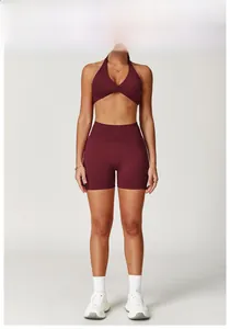 Details zum kirschroten Yoga-Set mit Neckholder-Twist-BH und gerippten Biker-Shorts