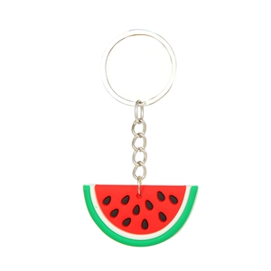 Nahaufnahme eines süßen Wassermelonen-Schlüsselanhängers aus PVC mit Metallring