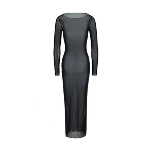 Détail du tissu en maille noire transparente et de la coupe ajustée de cette robe longue