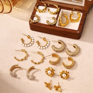 Elegantes Gold Vintage Perlen-Ohrring-Set mit Blumen- und Bienendesign auf Holz-Schmuckkästchen