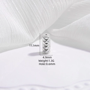 Dettaglio del distanziatore cilindrico in argento S925 con trama a diamante e dimensioni