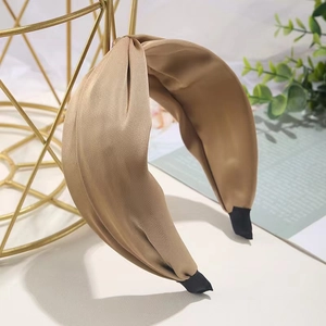Cerchietto incrociato in seta color kaki per donna con elegante nodo intrecciato