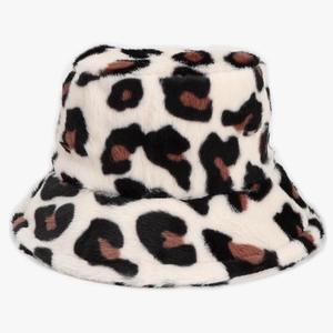 Dettaglio del cappello alla pescatora in pelliccia sintetica leopardata per l'inverno