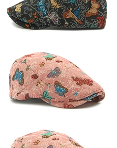 Detail van retro newsboy petten met vlinderjacquard in zwart en roze