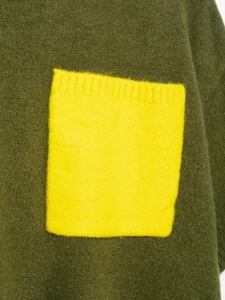 Vue macro de la texture en maille vert foncé et détail de poche côtelée jaune