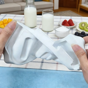 Flexible weiße Silikon-Eisform für DIY-Eiscreme mit frischen Beeren auf dem Tisch gezeigt