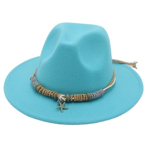 Dettaglio del cappello fedora in lana blu con fascia intrecciata e ciondoli a stella