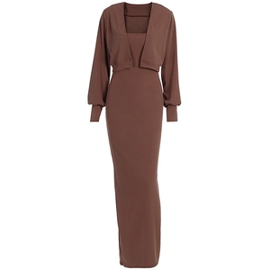 Détail d'un ensemble deux pièces en maille marron avec cardigan court et robe longue ajustée