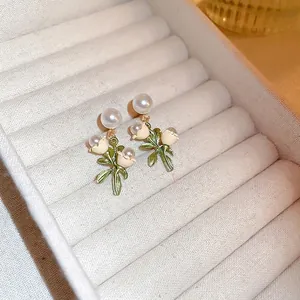Élégantes boucles d'oreilles muguet avec perles blanches et détails émaillés verts