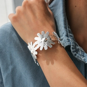 Vue détaillée du bracelet jonc ouvert marguerite en argent avec des motifs floraux