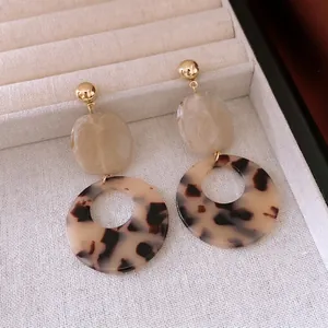 Boucles d'oreilles vintage en résine avec clous dorés et anneaux écaillés sur boîte
