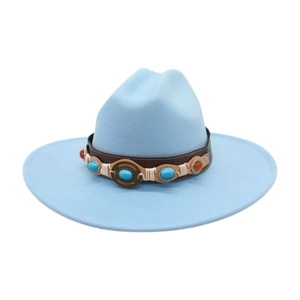Detalle de sombrero fedora azul con banda de cuero étnica y cuentas de turquesa