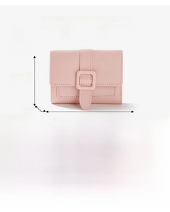 Portafoglio corto rosa in pelle PU con dimensioni 13x10x2cm e chiusura con bottone automatico