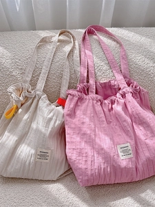 Sac fourre-tout à rayures et cordon de serrage avec plis verticaux en beige et rose