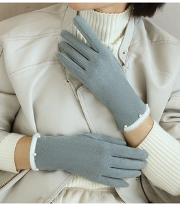 Nahaufnahme grauer Thermohandschuhe mit Wildlederimitat, Plüschbesatz und Perle