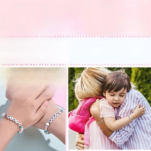 Détail de bracelets en perles colorées pour mère et fille avec pendentifs MAMA et MINI