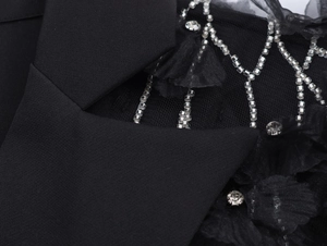 Détail du revers de robe blazer avec patchwork en mesh et chaînes de strass perle