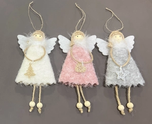 Dettaglio degli angeli di Natale in peluche bianco, rosa e grigio con pelliccia e legno