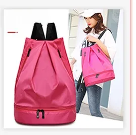 Rosafarbener Nylon-Rucksack mit geräumigem Hauptfach und separatem Schuhfach unten