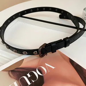 Ceinture noire en cuir pour femme avec rivets métalliques et boucle carrée sur fond blanc