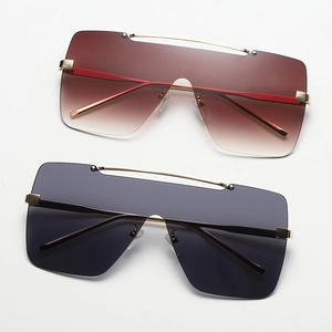 Detail einer übergroßen quadratischen Sonnenbrille mit Metallrahmen und einteiligen Gläsern