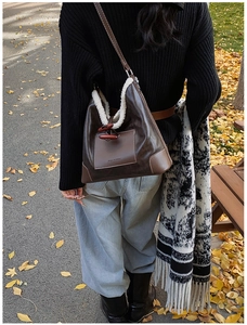 Detail der Vintage-Tragetasche aus braunem Leder mit weißem Lammfell-Besatz