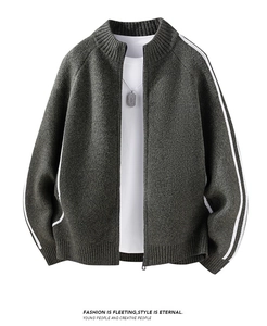 Detailaufnahme der dunkelgrauen Strickjacke mit Reißverschluss, Streifen und Stehkragen
