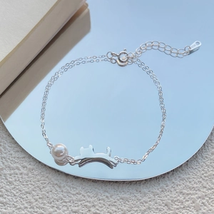 Elegante bracciale con gatto in argento S925 e perla bianca su superficie a specchio