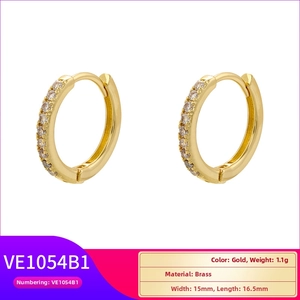 Detail showing 15mm gold hoop earrings dimensions and premium brass material weight