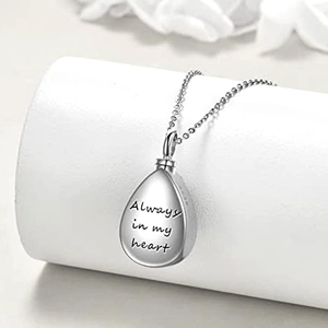 Collana a goccia in argento lucido con incisione Always in my heart su base bianca