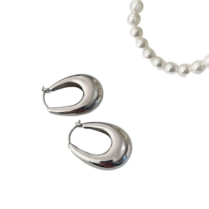 Orecchini a goccia in argento lucido con finitura a specchio e design a U minimalista
