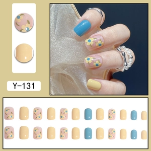 Kurze Kunstnägel Set Y-131 mit rosa Blumenmuster, gelben und blauen glänzenden Designs