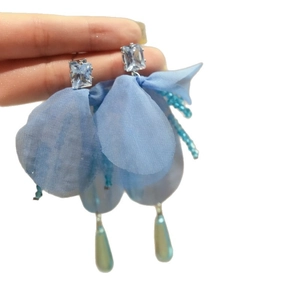 Elegantes pendientes de flores de gasa azul claro con circonitas para un estilo dulce.