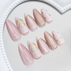 Faux ongles œil de chat rose avec fleurs dorées et forme amande effet 3D luxe