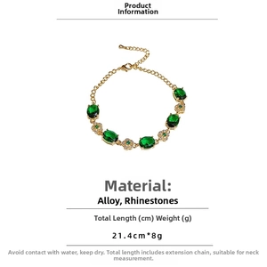 Vue détaillée d'un bracelet fleuri en alliage doré avec strass verts et dimensions de 21,4cm